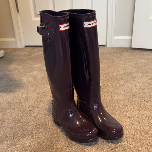 Hunter Shoes - Hunter Tall Gloss Rain Boots in Purple with Cream Fleece Inserts